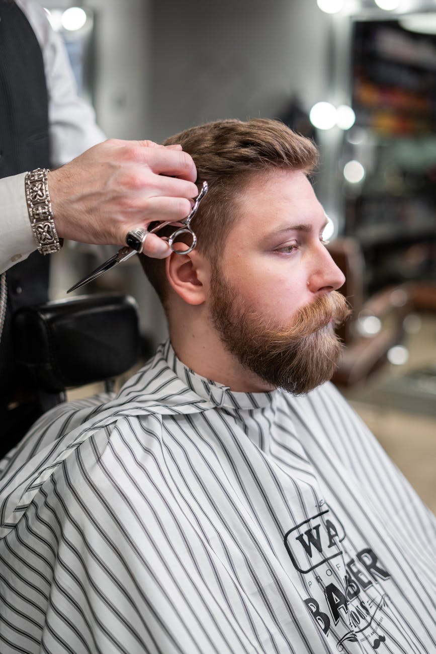 Professioneller Barbier bei der Arbeit